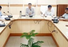 ई-ऑफिस कार्यान्वित किए जाने को लेकर डीएम ने ली बैठक
