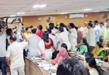 नगर निगम में हंगामा जमकर भिड़ंत देंखे पूरा वीडियो