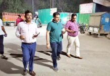 रात में सड़क पर सफाई व्यवस्था जांचने पहुंचे म्युनिसिपल कमिश्नर