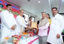 सांसद डॉ सत्यपाल सिंह ने सेवानिवृत्त हुए शिक्षकों को किया सम्मानित