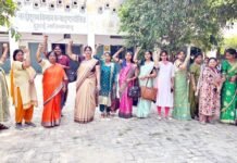 चयन आयोग की विसंगतियों से नाराज शिक्षकों ने काली पट्टी बांधकर जताया विरोध