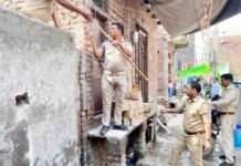 खाली प्लॉट में झाडिय़ों के बीच छिपाकर रखी थी शराब, आबकारी विभाग ने मारा छापा