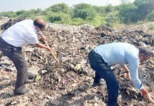 यमुना प्राधिकरण के CEO डॉ. अरुणवीर सिंह खुद हाथों में फावड़ा लेकर करने लगे कूड़े के ढे़र की सफाई, प्राधिकरण अधिकारियों के साथ मिलकर चलाया सफाई अभियान