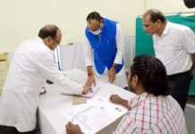 स्वास्थ्य सुविधाओं का हाल जानने गाजियाबाद पहुंचे उप मुख्यमत्री बृजेश पाठक ने डॉक्टरों के कार्यों को देख लगाई फटकार