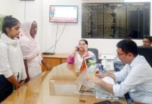 जिलाधिकारी ने सुनी जनता की समस्याएं