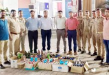 विशेष प्रवर्तन अभियान: दशहरे में बेचने के लिए किराए के घर में छिपा रखी थी दिल्ली की शराब व बियर