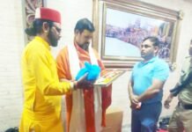 निरंजनी अखाड़े के महामंडलेश्वर कैलाशानंद गिरी जी महाराज का राकेश शर्मा व नरेन्द्र चौधरी ने किया स्वागत