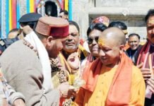 केदारनाथ मंदिर में सीएम योगी ने किया दर्शन, केदार सभा के अध्यक्ष राजकुमार तिवारी ने किया स्वागत
