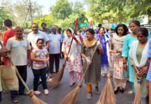 पार्षद कुसुम गोयल ने हाथों में झाड़ू लेकर दिया स्वच्छता का संदेश