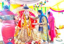 कौशांबी सेंट्रल पार्क मंदिर में हुआ मां का 16 श्रृंगार