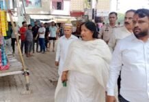 महापौर ने किया मलिन बस्ती का निरीक्षण, सफाई के प्रति किया जागरूक