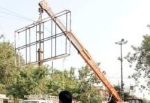 अवैध होर्डिंगों के खिलाफ नगर निगम ने चलाया अभियान