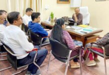 शराब के थोक विक्रेताओं के साथ आबकारी अधिकारी ने की बैठक