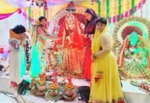 सेंट्रल पार्क स्थित प्राचीन सनातन मंदिर में पार्षद कुसुम गोयल ने किया मां का सौलह श्रृंगार