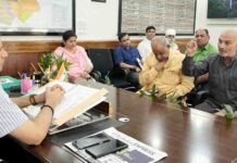 म्युनिसिपल कमिश्नर विक्रमादित्य सिंह मलिक ने कहा जलकल व जल निगम के अधिकारी आपसी समन्वय कर समस्याओं का करें समाधान