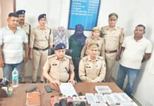 महिला यात्रियों को टारगेट कर भीड़ के बीच में किन्नर व उसकी बहन करती थी चोरी