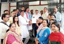 महिला शिक्षक से लूट व अपहरण के प्रयास की घटना के तीन दिन बाद नहीं हुई कोई कार्रवाई, शिक्षकों ने घेरा डीएम व एडिशनल पुलिस कमिश्नर कार्यालय