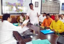 नगर आयुक्त से पार्षदों ने की विकास कार्यों पर चर्चा