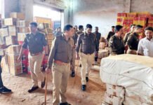 झुग्गी-झोपड़ी और कबाड़ के गोदाम में आबकारी विभाग की टीम ने मारा छापा