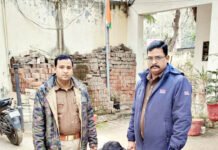 अवैध शराब समेत दो तस्कर गिरफ्तार, दुकान बंद होने के बाद करते थे तस्करी