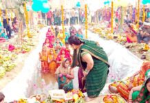 लोक आस्था के महापर्व छठ: छठ घाटों पर उमड़ा आस्था का सैलाब, डूबते सूर्य को दिया अर्घ्य