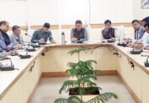 छठ पूजा की तैयारियों एवं व्यवस्थाओं को लेकर जिलाधिकारी ने ली बैठक
