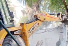 शिप्रा सनसिटी में मजार के साथ बनाए अवैध दो कमरे को जीडीए ने किया ध्वस्त