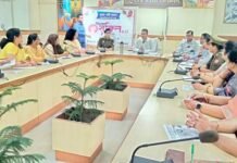 डीएम राकेश कुमार सिंह ने की महिलाओं के हक की बात