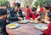 जिला बेसिक शिक्षा अधिकारी ने किया विद्यालय का औचक निरीक्षण, बच्चों के साथ किया भोजन