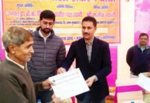 डीएम ने किसान, खिलाड़ी एवं विद्यार्थियों को किया सम्मानित