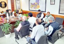 नगर निगम में लगा जनता दरबार, नगर आयुक्त ने सुनी लोगों की समस्याएं