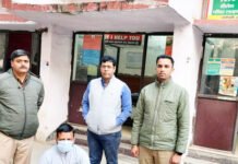 क्यूआर कोड हटाकर झुग्गी-झोपड़ी में इंदिरापुरम से विजय नगर में आकर करता था शराब तस्करी