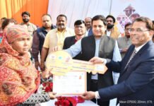 विकसित भारत संकल्प यात्रा में राज्य मंत्री ने लाभार्थियों को किया सम्मानित