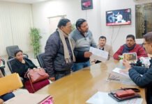 डीएम कार्यालय में लगी फरियादियों की भीड़