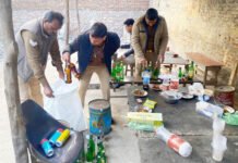 थाने से 100 मीटर की दूरी पर ढाबे में बनी गुप्त कैंटीन में पिला रहा था दिल्ली की शराब