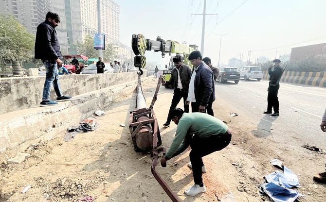greter-noida-illegal-unipole (1)