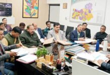 कर वसूली बढ़ाने के लिए नगर आयुक्त ने अधिकारियों संग किया मंथन