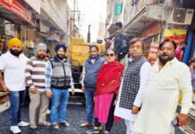 वर्षों बाद शुरू हुआ सड़क निर्माण कार्य, पटाखे जलाकर लोगों ने किया खुशी का इजहार