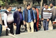 मैकेनाइज्ड वाइब्रेटर तकनीक से बन रहीं सड़क निर्माण कार्य को नगर आयुक्त ने परखा