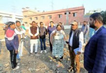 मंदिर की आड़ में अर्थला में हो रहा था निगम की जमीन पर कब्जा, महापौर ने पहुंचकर कराई जमीन कब्जामुक्त