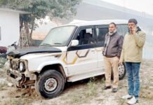 भाजपा युवा मोर्चा के स्टीकर लगी टाटा सूमो व कैब को परिवहन विभाग ने किया जब्त