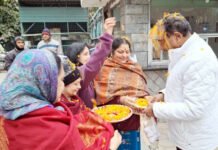पूर्व पार्षद ने अयोध्या से निमंत्रण के लिए आए अक्षत का किया वितरण