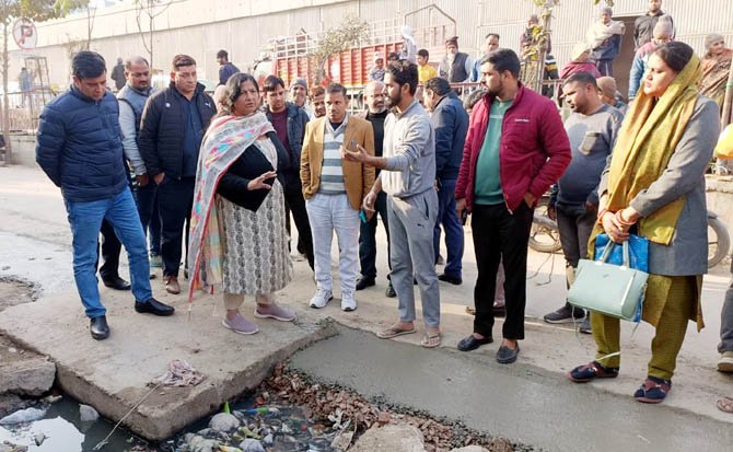 Mayor-inspected-waterflow-complaint (1)
