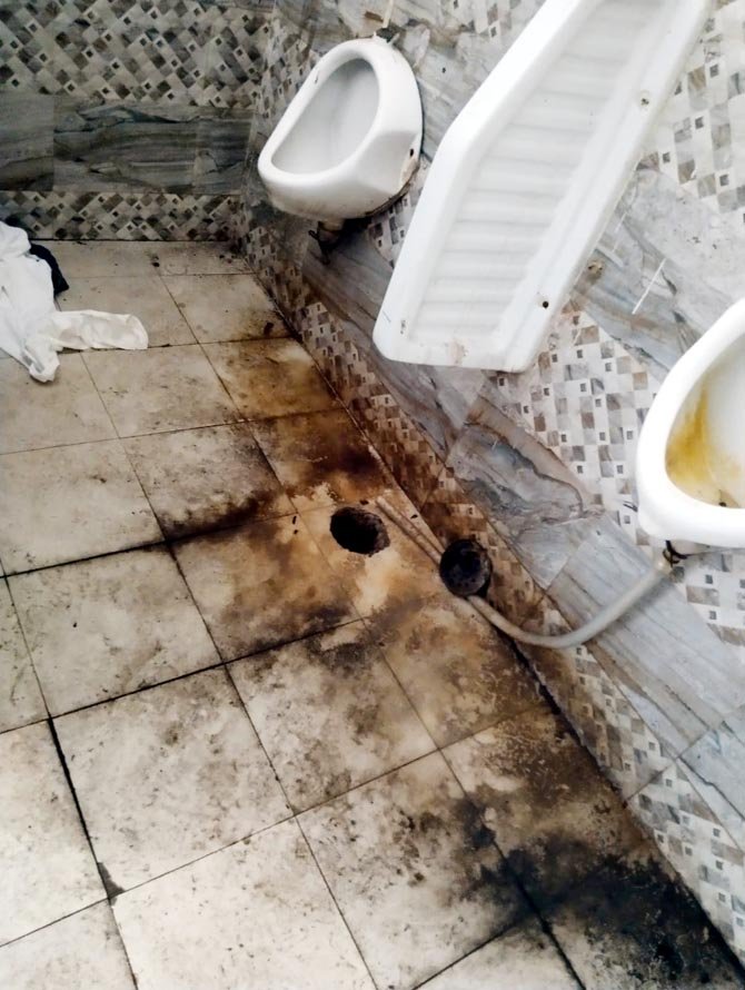 Mayor-inspection-toilet (2)