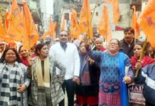 श्रीराम मंदिर प्राण प्रतिष्ठा: पार्षद कुसुम गोयल ने क्षेत्र में बांटे 5100 झंडे
