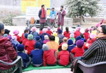 प्राथमिक विद्यालय खुर्रमपुर में नुक्कड़ नाटक से लोगों को शिक्षा के प्रति जागरूक