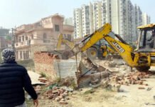 राजनगर एक्सटेंशन में बिल्डर के अवैध निर्माण पर जीडीए ने चलाया बुलडोजर