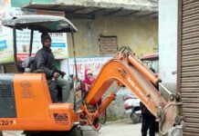 मार्गों की सफाई के साथ-साथ नालों की सफाई में निगम ने पकड़ी रफ्तार