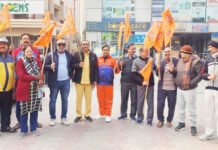 कौशांबी में पार्षद ने घर-घर बांटे श्रीराम नाम के झंडे
