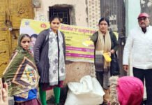 पूर्व पार्षद ने बच्चों को बांटे जूस के पैकेट, महिलाओं को किया सेनेटरी पेड का वितरण